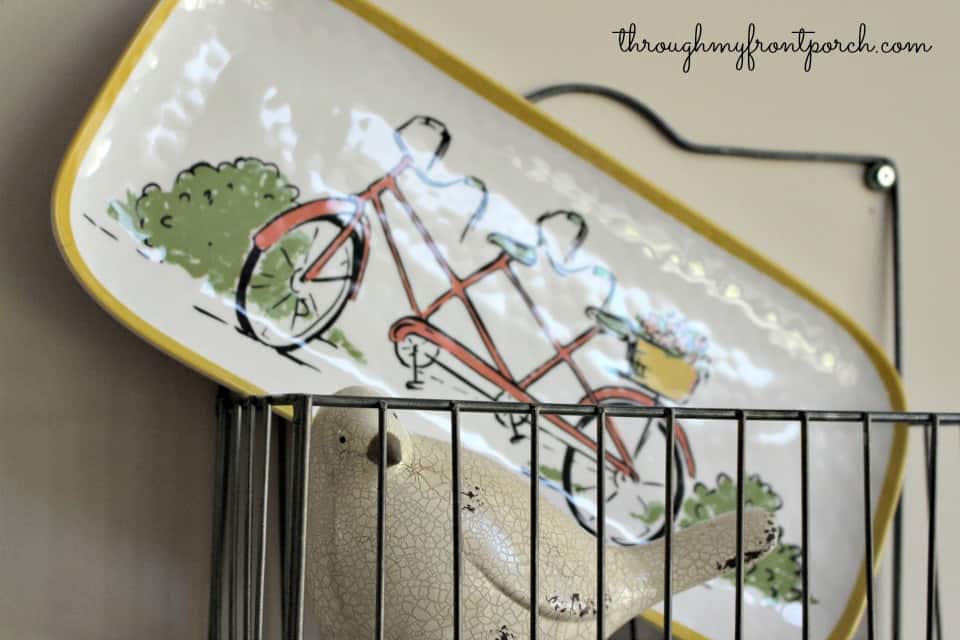 Bicycle plate in wire basket.